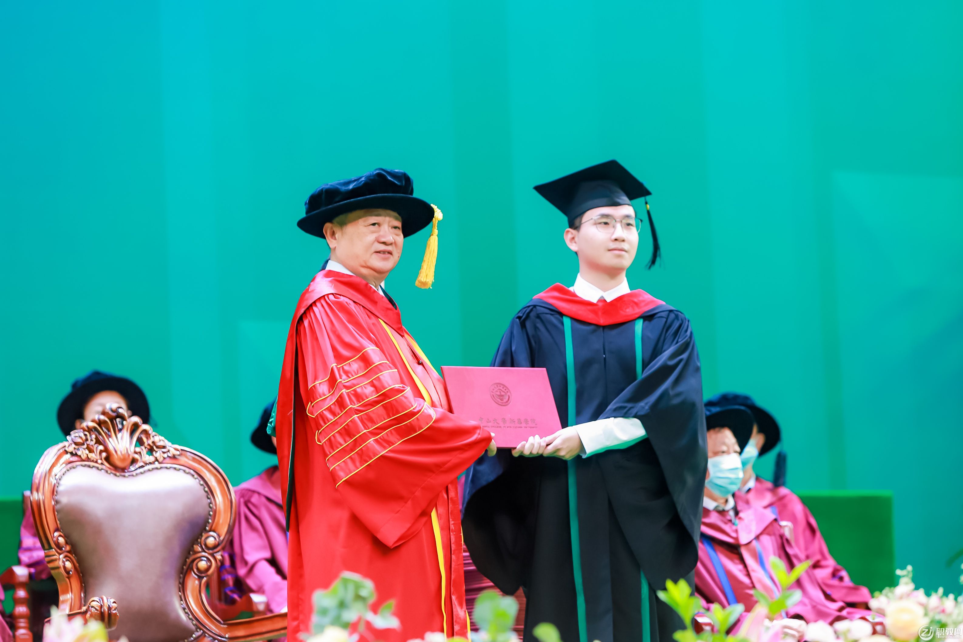 广州新华学院校长王庭槐教授为毕业生颁发毕业证书jpg