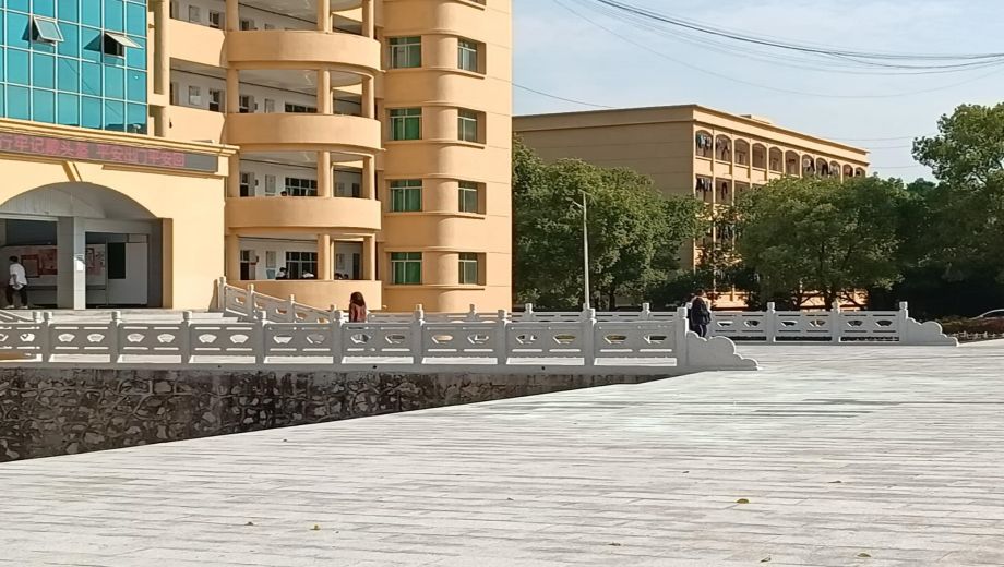 上高中等专业学校638