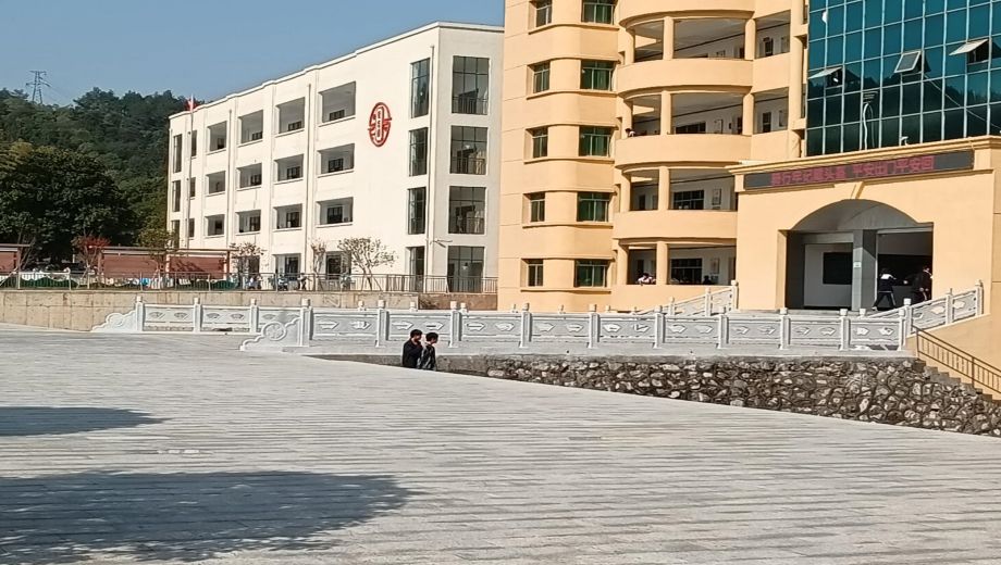 上高中等专业学校645