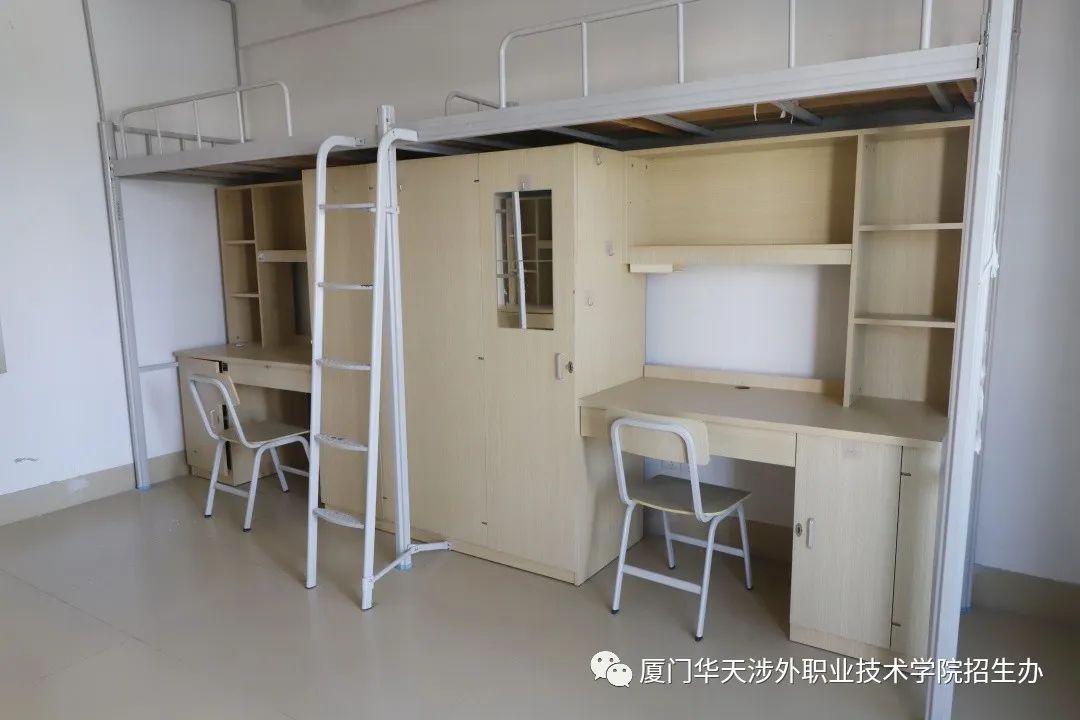 华天涉外职业学院校服图片